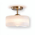 Lampa sufitowa z białym kloszem i metalowym wykończeniem 30 x 30 x 15cm